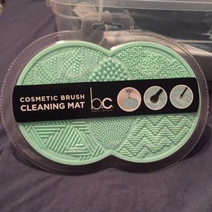 Brush cleaning mat